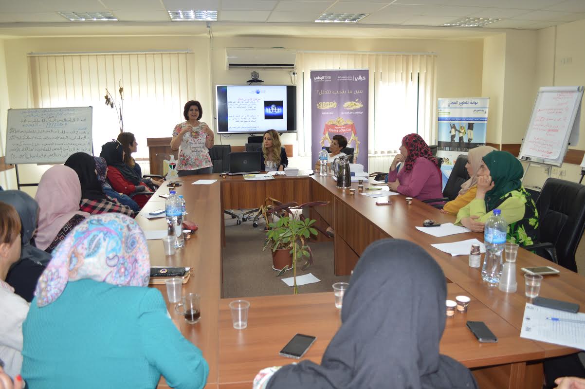 البنك الوطني ومركز دنيا يعقدان محاضرة توعوية مشتركة لموظفات وزارة العمل 